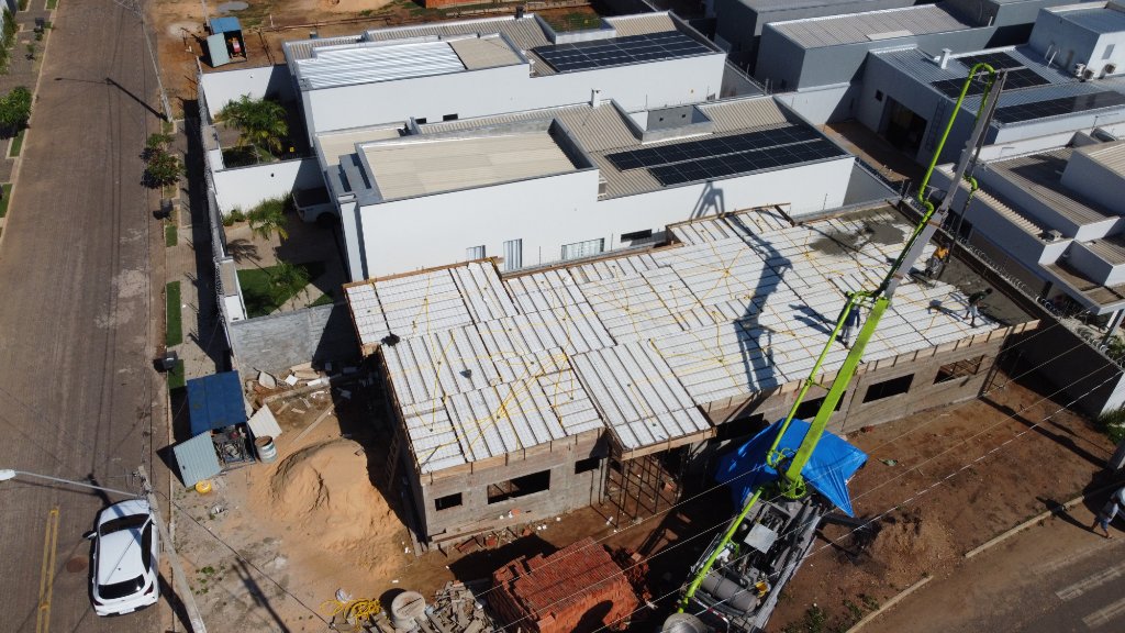 Obra com laje pré-fabricada e bomba de concreto em Palmas