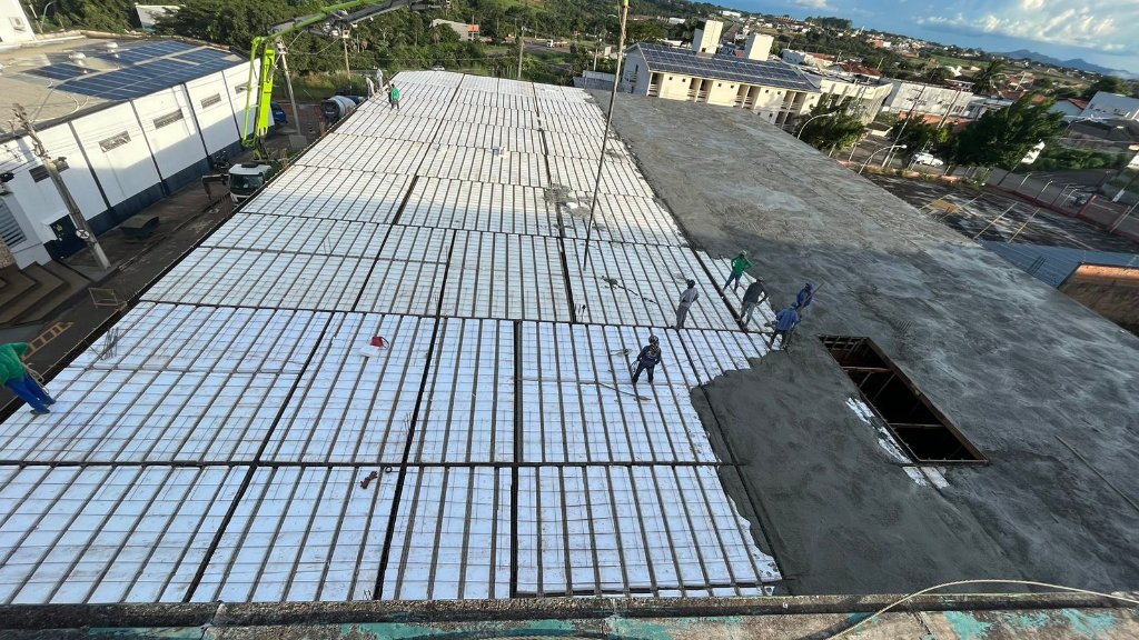 Laje concretada com equipe em obra no Tocantins